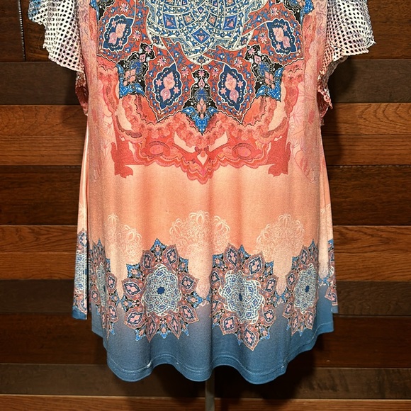 🌞NWOT Avenue V Neck Short Lacey Sleeve Blue and Pink Mandala Pattern Blouse - Picture 3 of 11